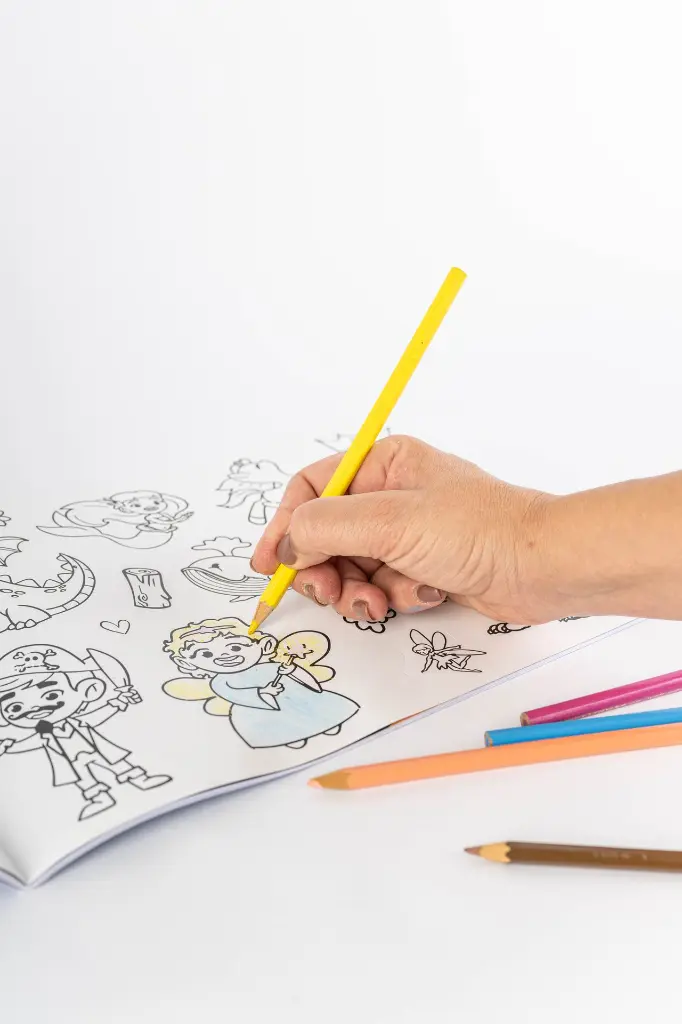 5. Libro actividades Cuentos Clásicos para colorear + stickers.webp